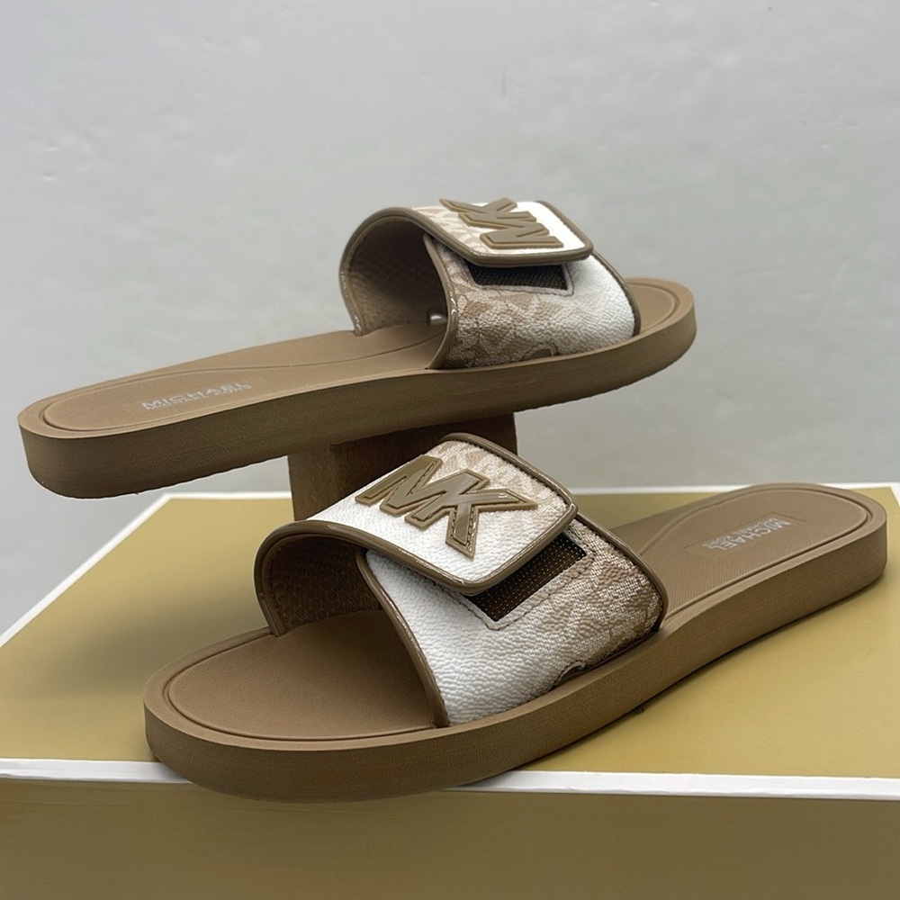 Michael Kors Slide Logo Sandals Palmer Ombré Signature
Husk 
NWT - Picture 10 of 16